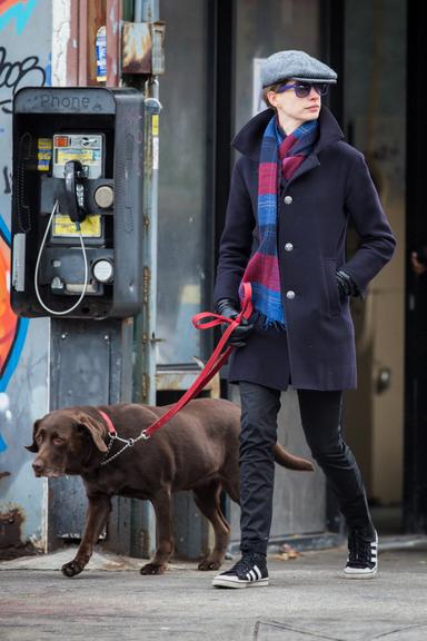 Anne Hathaway passeia com seu cão por Nova York, Estados Unidos