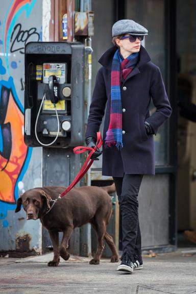 Anne Hathaway passeia com seu cão por Nova York, Estados Unidos