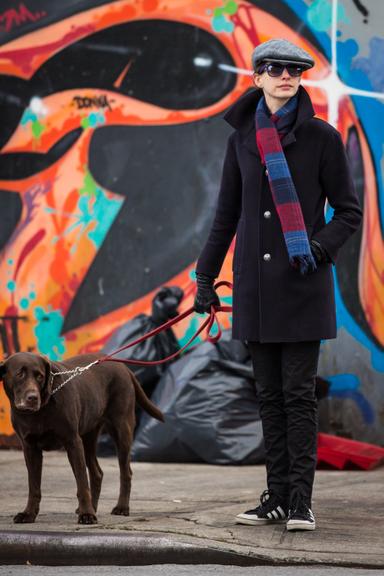 Anne Hathaway passeia com seu cão por Nova York, Estados Unidos