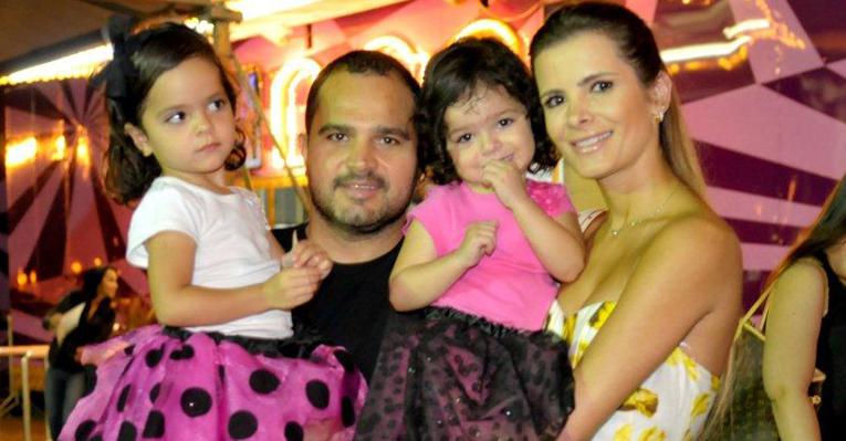 Luciano Camargo e Flávia levam as gêmeas Isabella e Helena ao circo