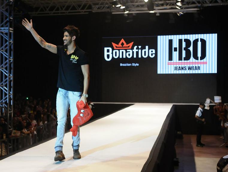 Gusttavo Lima brilha em desfile em Goiânia