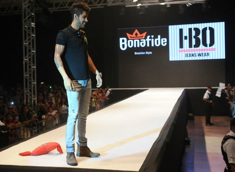 Gusttavo Lima brilha em desfile em Goiânia