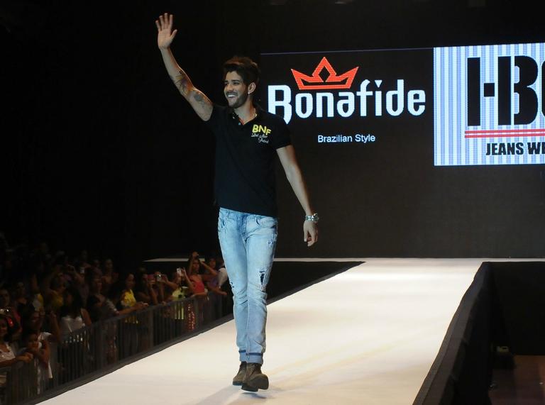 Gusttavo Lima brilha em desfile em Goiânia