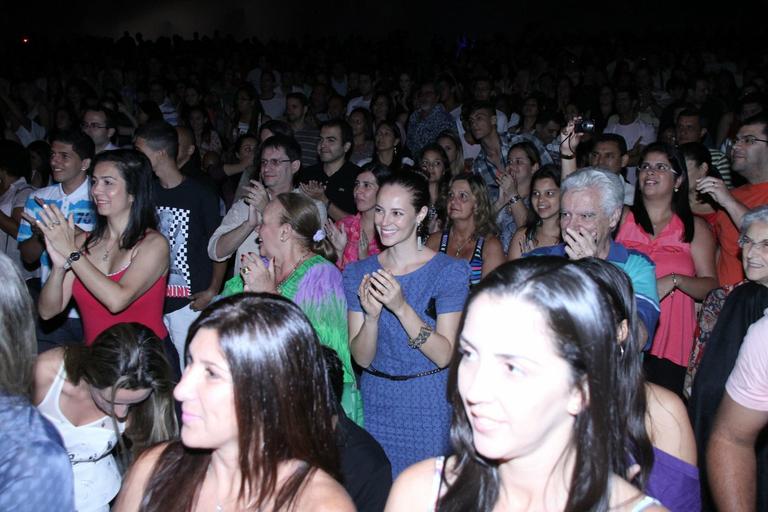 Paolla Oliveira prestigia Joaquim Lopes no teatro