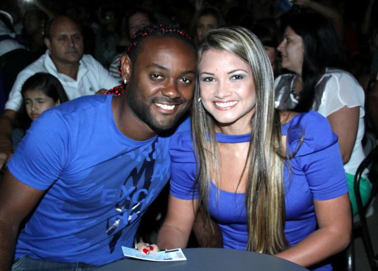 Vagner Love com a namorada Lucilene Pires