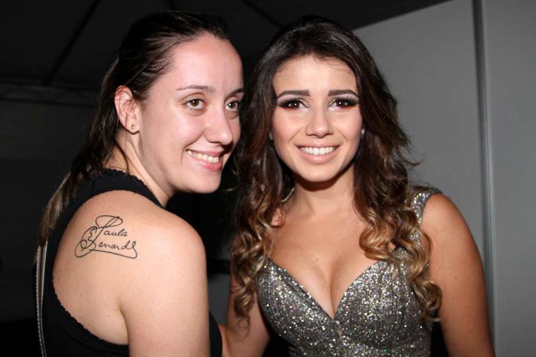 Fã tatua autógrafo de Paula Fernandes 