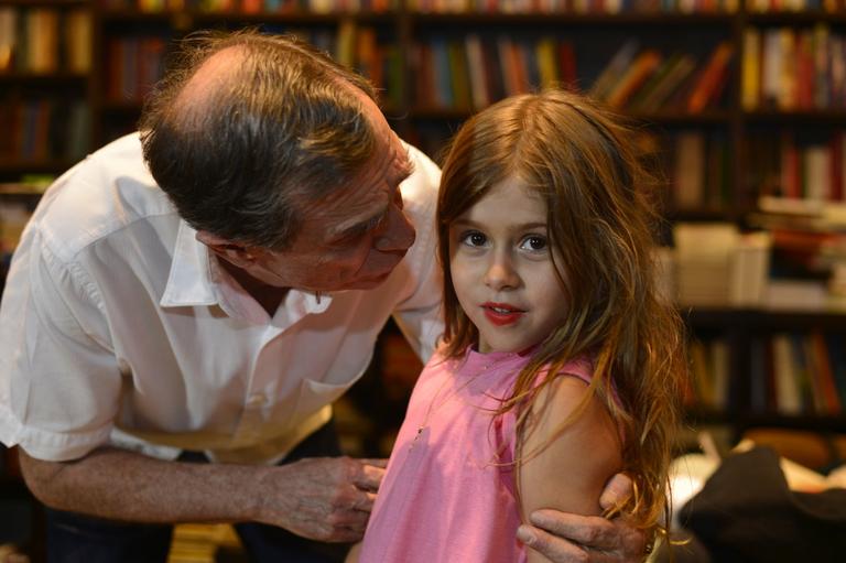 Jorge Mautner com a neta Júlia, filha de Amora Mautner