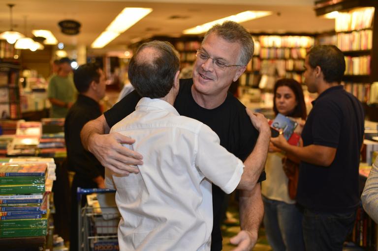 Pedro Bial cumprimenta Jorge Mautner