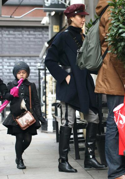 Em clima de Natal, Jessica Alba faz compras em Londres