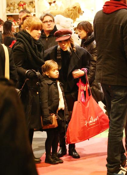 Em clima de Natal, Jessica Alba faz compras em Londres