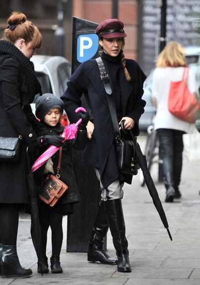 Em clima de Natal, Jessica Alba faz compras em Londres