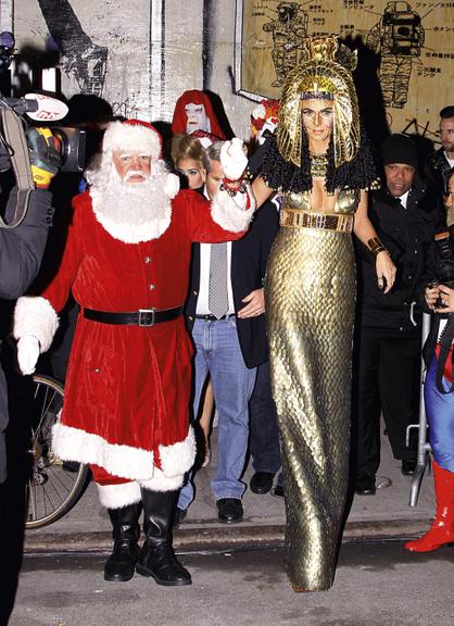 Papai Noel e Heidi Klum em festa do bem