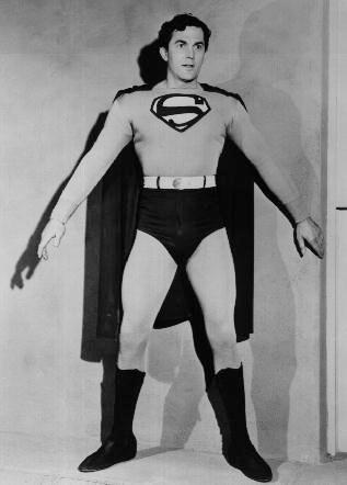 Kirk Alyn estrelou a primeira série de televisão do Superman, em 1948