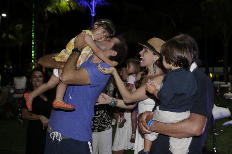 Com o marido Leonardo Nogueira, Giovanna Antonelli curte gêmeas em evento esportivo