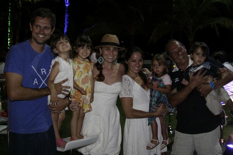 Com o marido Leonardo Nogueira e suas gêmeas Antônia e Sofia, Giovanna Antonelli curte o sábado com Paulo César Grande, Cláudio Mauro e os gêmeos do c