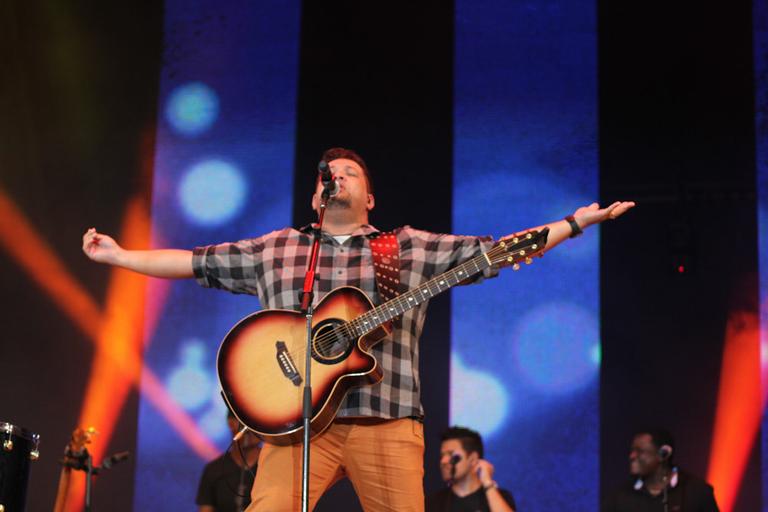 Fernandinho canta no Festival Promessas