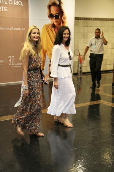 Luiza e Yasmin Brunet curtem o dia no shopping