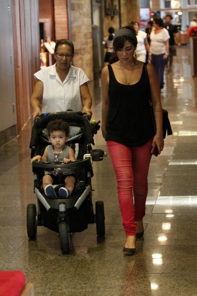 Daniele Suzuki passeia com Kauai em shopping no Rio de Janeiro