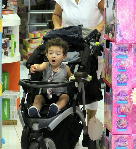 Daniele Suzuki passeia com Kauai em shopping no Rio de Janeiro