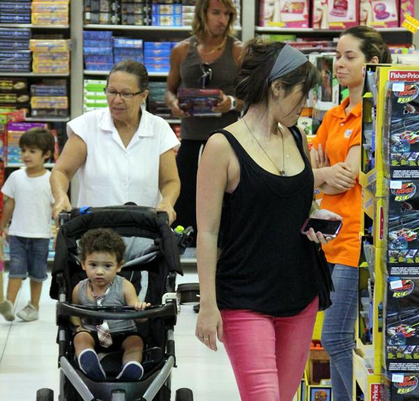 Daniele Suzuki passeia com Kauai em shopping no Rio de Janeiro