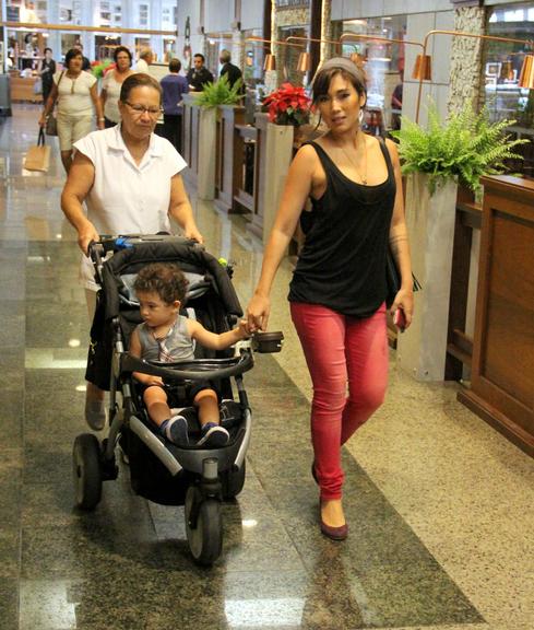 Daniele Suzuki passeia com Kauai em shopping no Rio de Janeiro