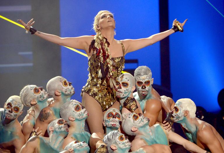 Ke$ha fez um ritual no American Music Awards cantando a música 'Die Young'