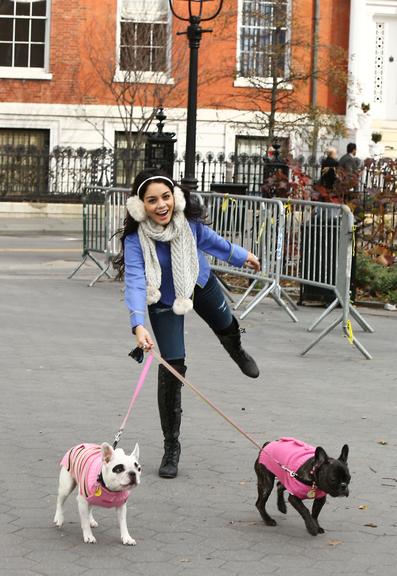 Fofura: Vanessa Hudgens com seus cães nas ruas de Nova York