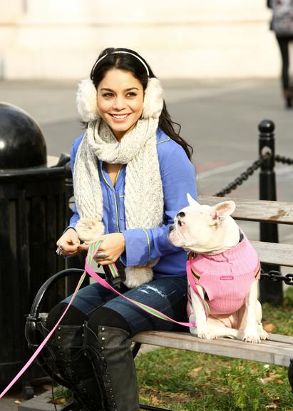 Fofura: Vanessa Hudgens com seus cães nas ruas de Nova York