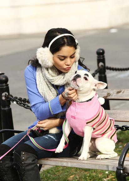 Fofura: Vanessa Hudgens com seus cães nas ruas de Nova York