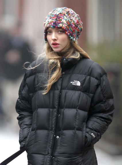 Amanda Seyfried curte passeio com seu cachorro pelas ruas de Nova York, Estados Unidos