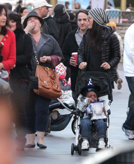 Sandra Bullock leva o filho, o pequeno Louis, ao parque da Disney na Califórnia, Estados Unidos