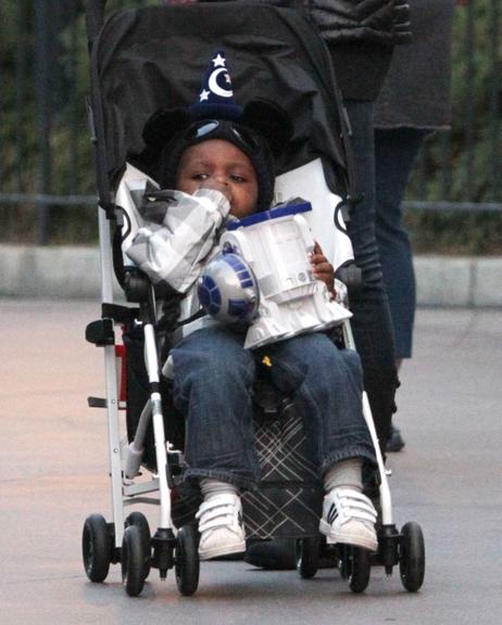 Sandra Bullock leva o filho, o pequeno Louis, ao parque da Disney na Califórnia, Estados Unidos