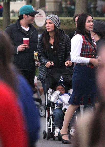 Sandra Bullock leva o filho, o pequeno Louis, ao parque da Disney na Califórnia, Estados Unidos