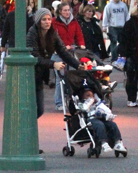 Sandra Bullock leva o filho, o pequeno Louis, ao parque da Disney na Califórnia, Estados Unidos