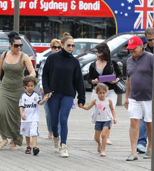 Jennifer Lopez leva família a passeio de barco na Austrália