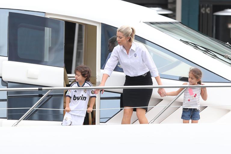 Jennifer Lopez leva família a passeio de barco na Austrália