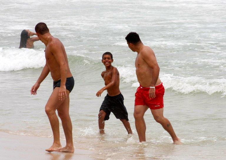 Ronaldo joga futevôlei no Leblon, Rio de Janeiro