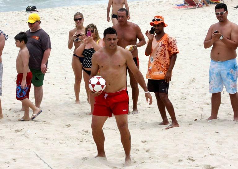 Ronaldo joga futevôlei no Leblon, Rio de Janeiro