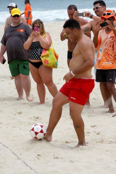 Ronaldo joga futevôlei no Leblon, Rio de Janeiro