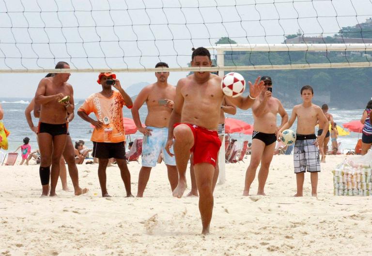 Ronaldo joga futevôlei no Leblon, Rio de Janeiro