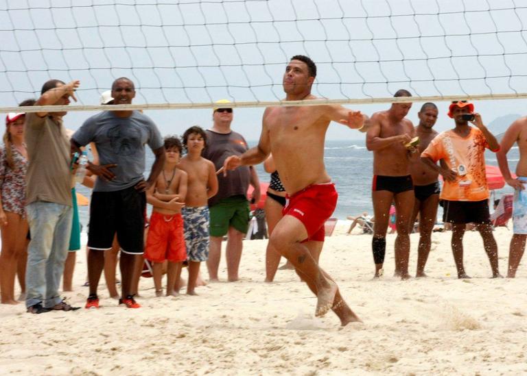 Ronaldo joga futevôlei no Leblon, Rio de Janeiro