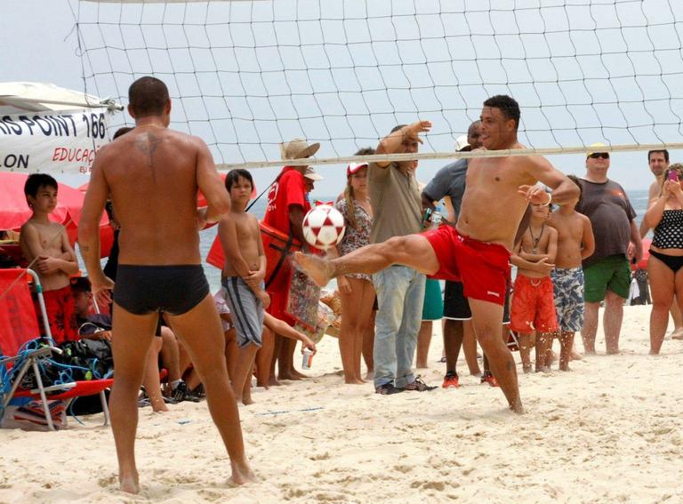 Ronaldo joga futevôlei no Leblon, Rio de Janeiro