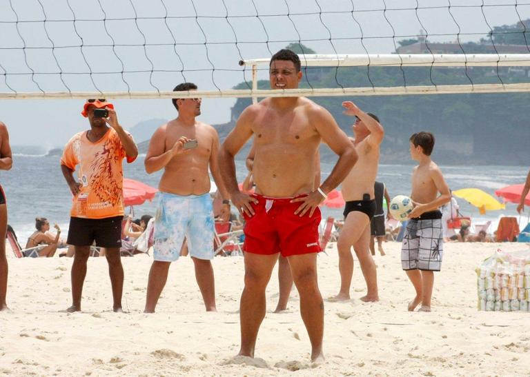 Ronaldo joga futevôlei no Leblon, Rio de Janeiro