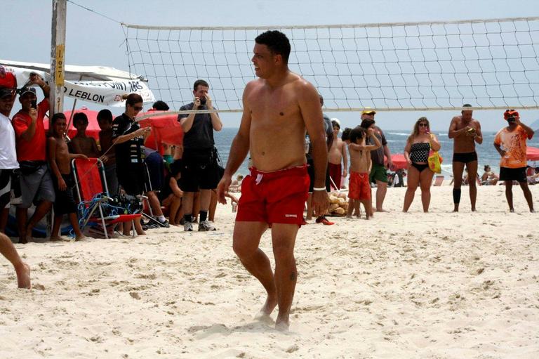 Ronaldo joga futevôlei no Leblon, Rio de Janeiro