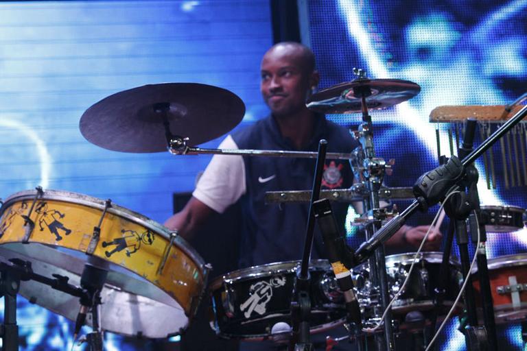 Thiaguinho se arrisca como percussionista