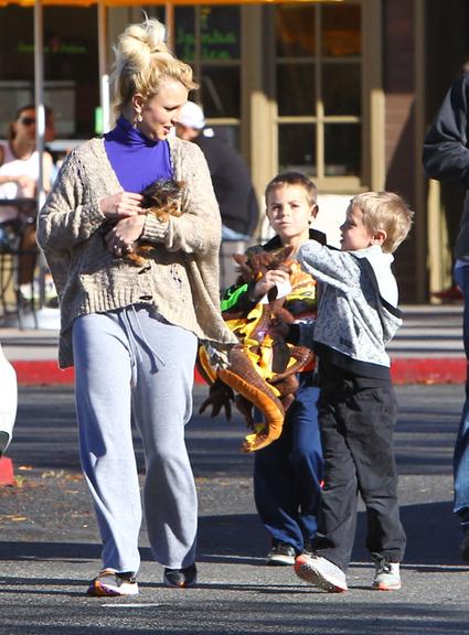 Britney Spears se diverte com os filhos em Los Angeles, Estados Unidos