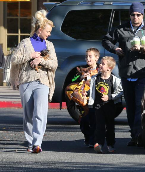 Britney Spears se diverte com os filhos em Los Angeles, Estados Unidos