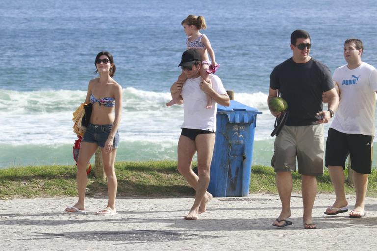 Daniel com a mulher, Aline de Pádua, e a filha Lara