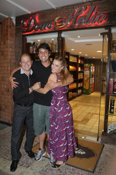 Bruno de Lucca e Carolina Dieckmann inspiram nomes de pratos no restaurante Dom Hélio