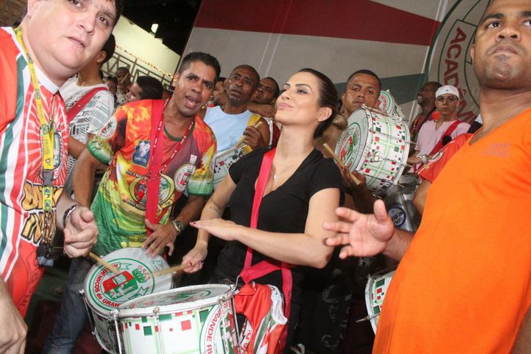 Cléo Pires invade a bateria da Grande Rio